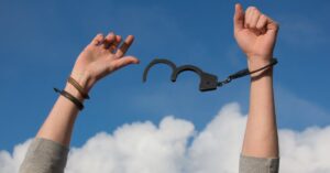 découvrez le véritable sens de la liberté avec notre exploration approfondie du concept de freedom. plongez dans les différentes facettes de ce terme, de son impact sur nos vies quotidiennes aux droits fondamentaux qu'il implique. embarquez pour un voyage inspirant qui questionne, célèbre et défend la liberté d'expression, d'action et de pensée.