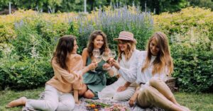 découvrez la vraie essence de la camaraderie, un lien fort qui unit les personnes à travers des expériences partagées et des moments significatifs. explorez son importance dans notre vie quotidienne et comment elle favorise l'entraide, la solidarité et le bien-être.