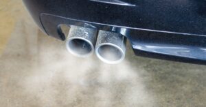 découvrez l'impact de l'automobile sur la pollution et l'environnement. analyse des émissions de gaz à effet de serre, des alternatives écologiques et des solutions pour réduire l'empreinte carbone des véhicules.