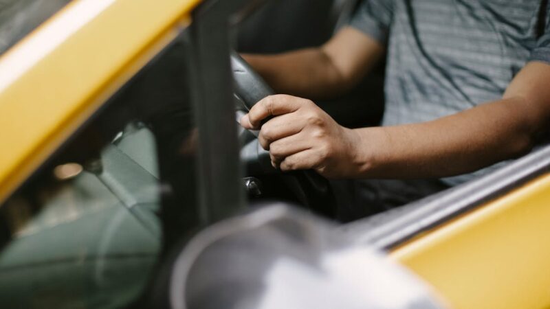 Le code de la route : les règles essentielles à connaître pour conduire en toute sécurité