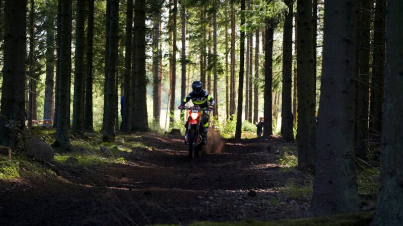 L’enduro : l’aventure tout terrain pour les passionnés de motos