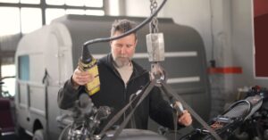 découvrez nos conseils essentiels pour l'entretien de votre moto. apprenez les meilleures pratiques pour réparer, nettoyer et prolonger la durée de vie de votre deux-roues. profitez d'une conduite en toute sécurité grâce à une maintenance régulière.