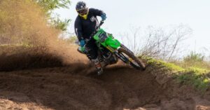 découvrez nos conseils et astuces pour améliorer vos compétences de conduite de moto. que vous soyez débutant ou motard expérimenté, apprenez à maîtriser votre machine et à rouler en toute sécurité.
