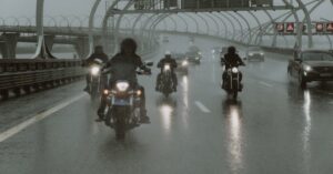 découvrez des conseils essentiels sur la sécurité à moto. apprenez comment protéger votre vie et celle des autres sur la route grâce à des pratiques de conduite prudentes, des équipements de protection adéquats et des formations spécialisées.