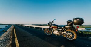 découvrez les meilleures pratiques pour assurer votre sécurité à moto. apprenez les conseils essentiels, équipements de protection et règles de conduite pour rouler en toute sécurité.