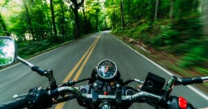 découvrez l'univers fascinant des motos : des modèles emblématiques, des conseils d'entretien, des parcours d'aventure et tout ce qu'il faut savoir pour vivre votre passion de la moto pleinement.