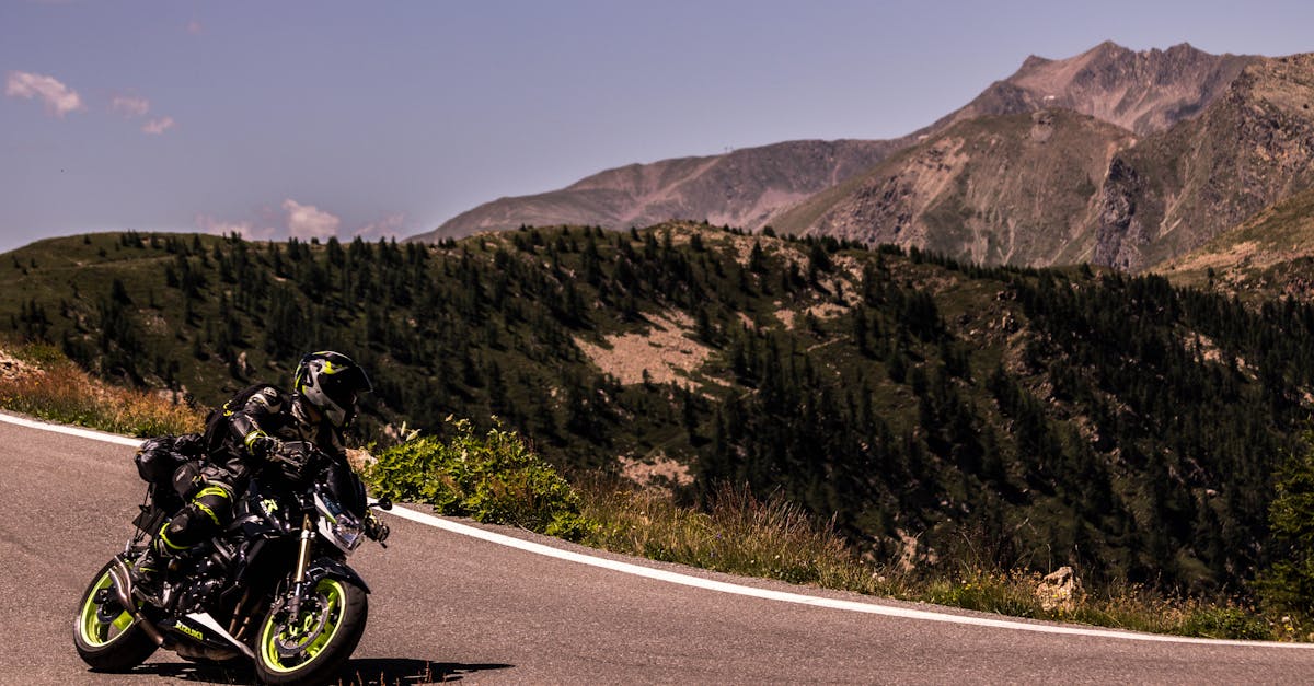 découvrez nos conseils essentiels sur la sécurité à moto. apprenez les meilleures pratiques, l'équipement indispensable et les règles de conduite à respecter pour garantir votre sécurité sur la route.