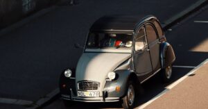 découvrez la citroën c4, une berline au design audacieux alliant confort, technologie et performance. explorez ses fonctionnalités modernes et son habitabilité spacieuse, idéale pour les trajets quotidiens et les aventures en famille.