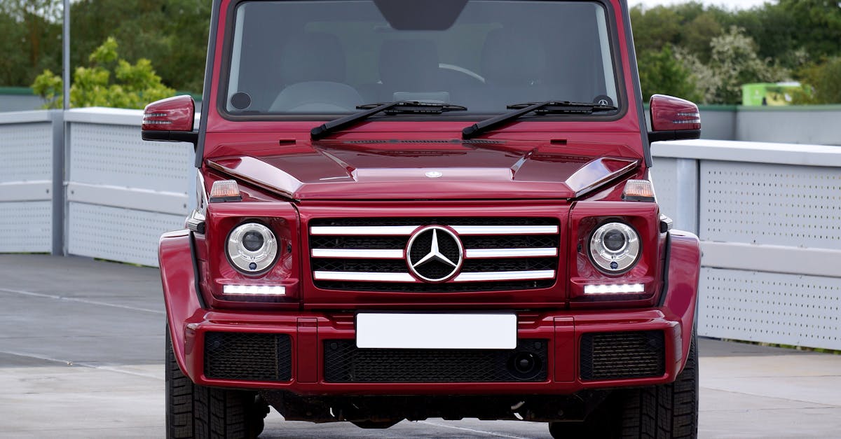 découvrez la mercedes g-class, un suv emblématique alliant luxe, performance et capacités tout-terrain exceptionnelles. explorez le design robuste et le confort haut de gamme qui font de ce véhicule un symbole de puissance et d'élégance.
