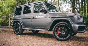 découvrez la mercedes g-class, un symbole d'élégance et de robustesse. ce suv au design emblématique allie confort, performance et technologies de pointe pour offrir une expérience de conduite inégalée, que ce soit sur route ou hors des sentiers battus.