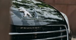 découvrez le peugeot 3008, un suv élégant et performant alliant confort, technologie et sécurité. explorez ses caractéristiques innovantes, son design moderne et son espace intérieur optimisé pour une conduite agréable en toutes circonstances.