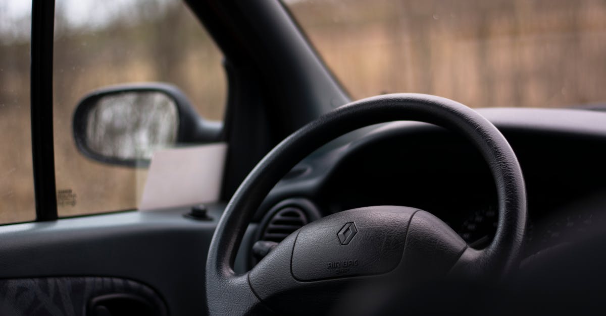 découvrez tout ce que vous devez savoir sur les airbags, ces dispositifs de sécurité essentiels dans les véhicules qui protègent les occupants en cas d'accident. informez-vous sur leur fonctionnement, les types disponibles et l'importance de leur entretien pour assurer votre sécurité sur la route.