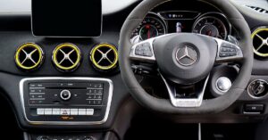 découvrez tout sur les airbags, ces dispositifs de sécurité essentiels qui protègent les occupants des véhicules en cas d'accident. apprenez comment ils fonctionnent, leur évolution et les différents types d'airbags disponibles pour garantir votre sécurité sur la route.