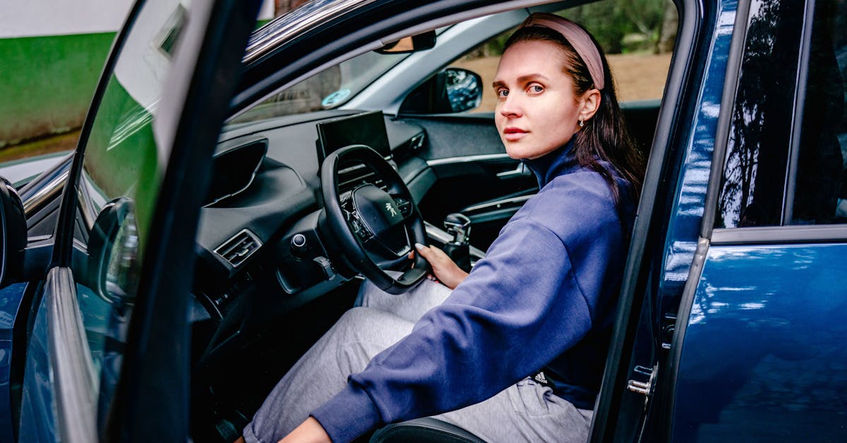 découvrez la peugeot e-208, une citadine 100% électrique alliant design moderne, performance et confort. parfaite pour vos trajets quotidiens, elle offre une autonomie optimisée et des technologies innovantes pour un conducteur connecté. optez pour une conduite écoresponsable sans compromettre le plaisir de conduite.
