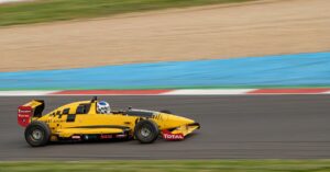 découvrez la renault 5, une icône automobile des années 70 et 80, alliant style rétro et praticité moderne. plongez dans l'univers de cette voiture emblématique qui a marqué son époque par son design unique et ses performances fiables. explorez son héritage et son impact sur l'histoire de l'automobile.