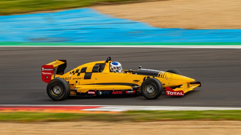 Découvrez la Renault 5 Turbo 3E : caractéristiques techniques, aménagement intérieur et calendrier de livraison révélés