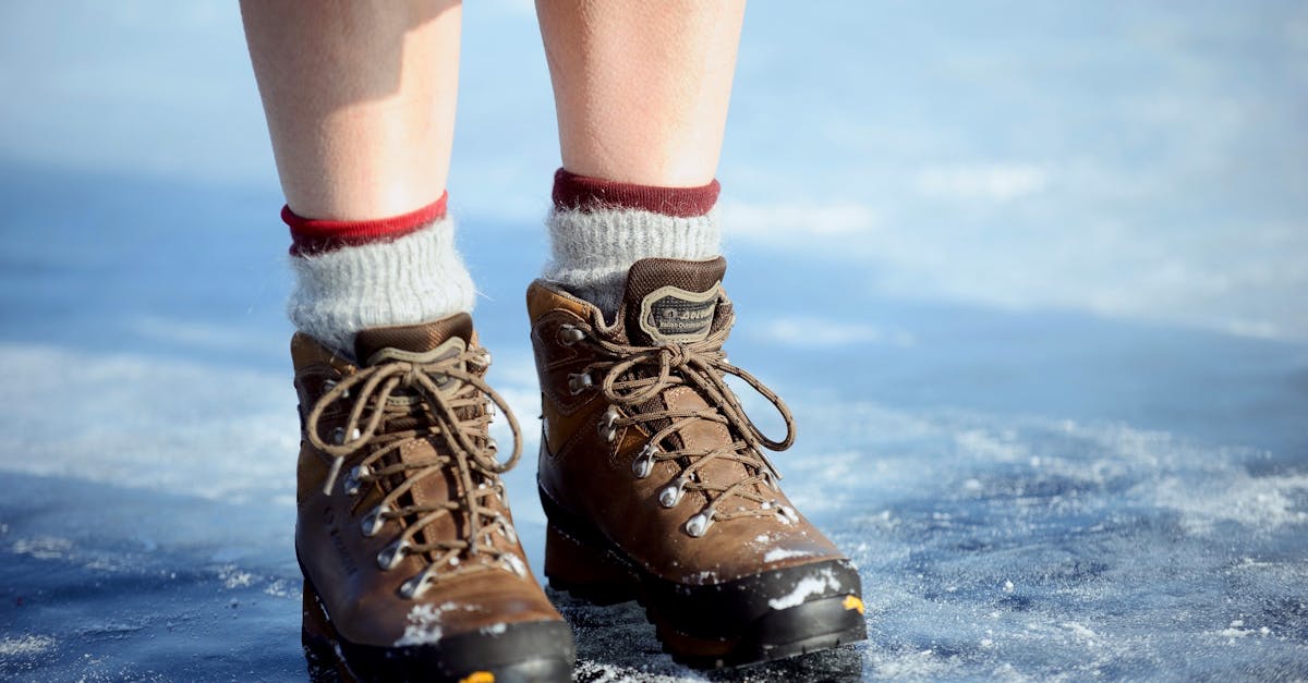 découvrez l'efficacité des chaussettes anti-dérapantes pour la neige. optimal pour améliorer l'adhérence sur les surfaces glissantes, ces accessoires permettent une meilleure expérience hivernale. idéales pour les activités de plein air, apprenez comment elles peuvent transformer votre pratique du ski ou de la randonnée en toute sécurité.