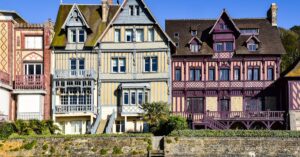 découvrez l'élégance intemporelle de deauville classic, une expérience unique alliant mode, culture et loisirs au cœur de la célèbre station balnéaire. plongez dans l'art de vivre à la française et laissez-vous séduire par le charme de cette destination emblématique.