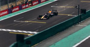 découvrez l'univers fascinant de la formule 1, où vitesse et stratégie se rencontrent sur les circuits les plus emblématiques du monde. suivez les dernières actualités, les performances des pilotes et les innovations techniques qui font de ce sport automobile un véritable spectacle. plongez dans la passion et l'adrénaline de la f1 !