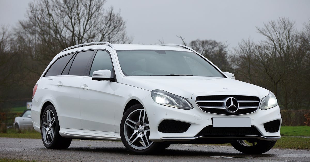 découvrez la mercedes classe e, alliant élégance et performance. avec son design sophistiqué, ses technologies de pointe et un confort inégalé, cette berline vous offre une expérience de conduite exceptionnelle. explorez ses caractéristiques innovantes et la puissance de ses moteurs, parfaite pour les trajets quotidiens comme pour les longues distances.