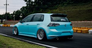 découvrez la volkswagen golf, une berline compacte alliant design élégant, performance inégalée et technologies avancées. parfaite pour la ville comme pour les longues escapades, la golf offre confort et sécurité, tout en étant économe en carburant. explorez ses caractéristiques innovantes et trouvez le modèle qui vous correspond.