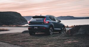 découvrez le volvo xc40, un suv compact alliant élégance, performance et sécurité. avec son design suédois moderne, ses technologies avancées et son intérieur spacieux, le xc40 est parfait pour les citadins et les aventuriers. explorez ses caractéristiques innovantes et profitez d'une expérience de conduite inoubliable.
