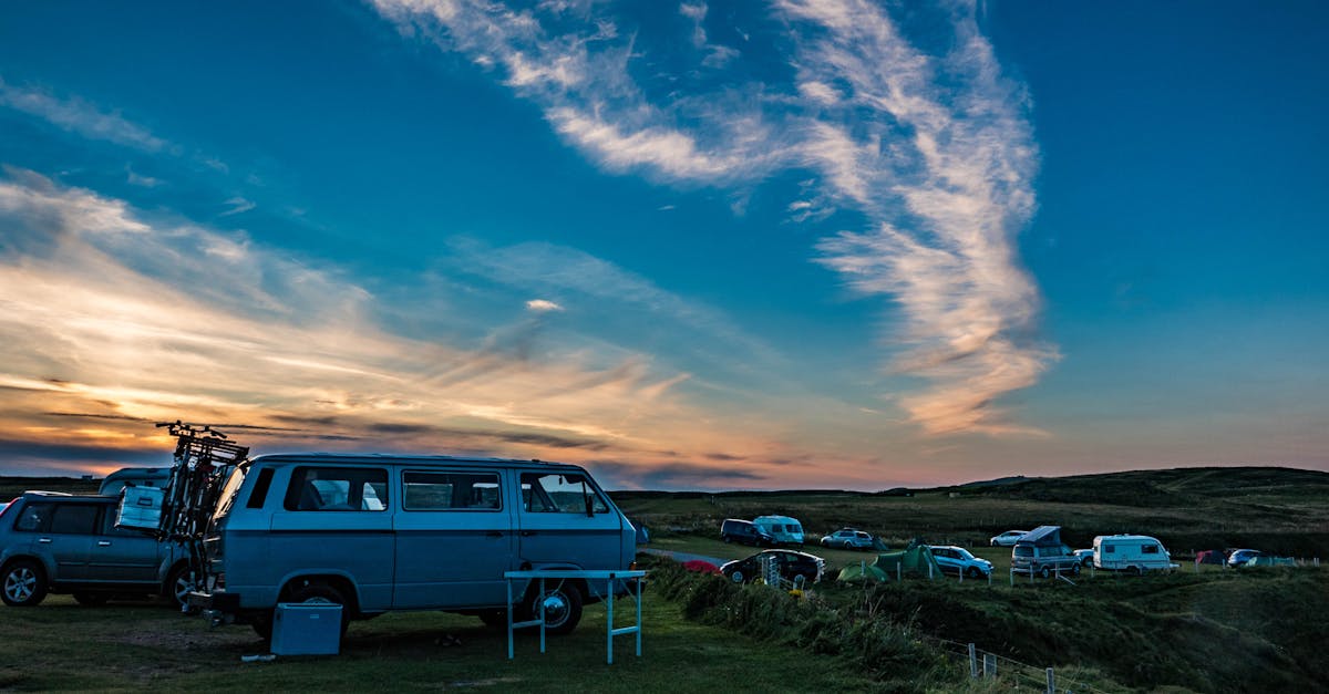 découvrez la liberté d'explorer le monde à bord d'un campervan. profitez d'aventures inoubliables, de paysages magnifiques et de la convivialité d'un mode de vie nomade. préparez vous à parcourir les routes et à créer des souvenirs mémorables.