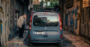 découvrez le kangoo, le véhicule polyvalent parfait pour vos besoins quotidiens. avec son espace généreux, sa modularité et sa conduite agréable, le kangoo s'adapte à toutes les situations, que ce soit pour le transport de passagers ou de marchandises.