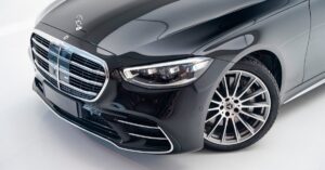 découvrez la mercedes s-class, symbole d'élégance et de technologie de pointe. avec son design raffiné, son intérieur luxueux et ses innovations en matière de sécurité et de performance, la s-class redéfinit le plaisir de conduire. explorez le summum du confort automobile.