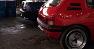 découvrez la légende de la peugeot 205 gti, une voiture iconique des années 80. avec son design sportif, ses performances exceptionnelles et son héritage automobile, la 205 gti reste un symbole de passion et de plaisir de conduite.