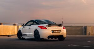 découvrez le peugeot rcz, un coupé sportif alliant design élégant, performances dynamiques et technologies avancées. plongez dans l'univers de la conduite passionnante avec ce véhicule qui redéfinit le plaisir de conduire. éveillez vos sens et laissez-vous séduire par son caractère unique.