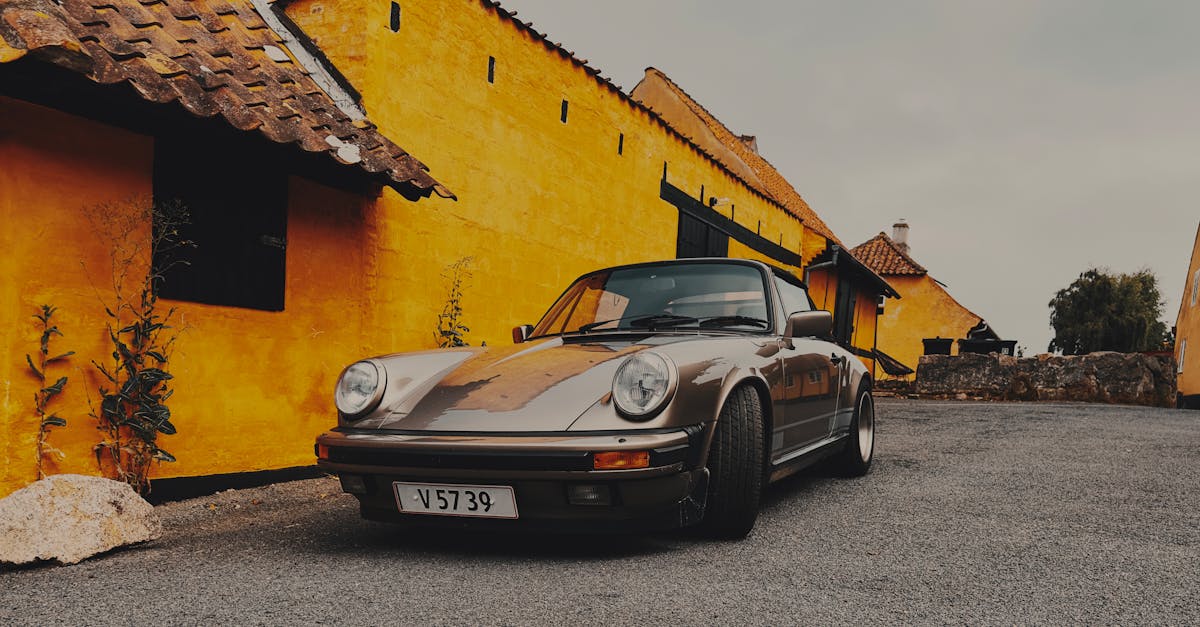 découvrez la porsche 911 sport classic, une fusion parfaite entre performance et élégance. avec son design rétro et ses technologies avancées, cette voiture emblématique offre une expérience de conduite inégalée, alliant puissance et élégance sur route.