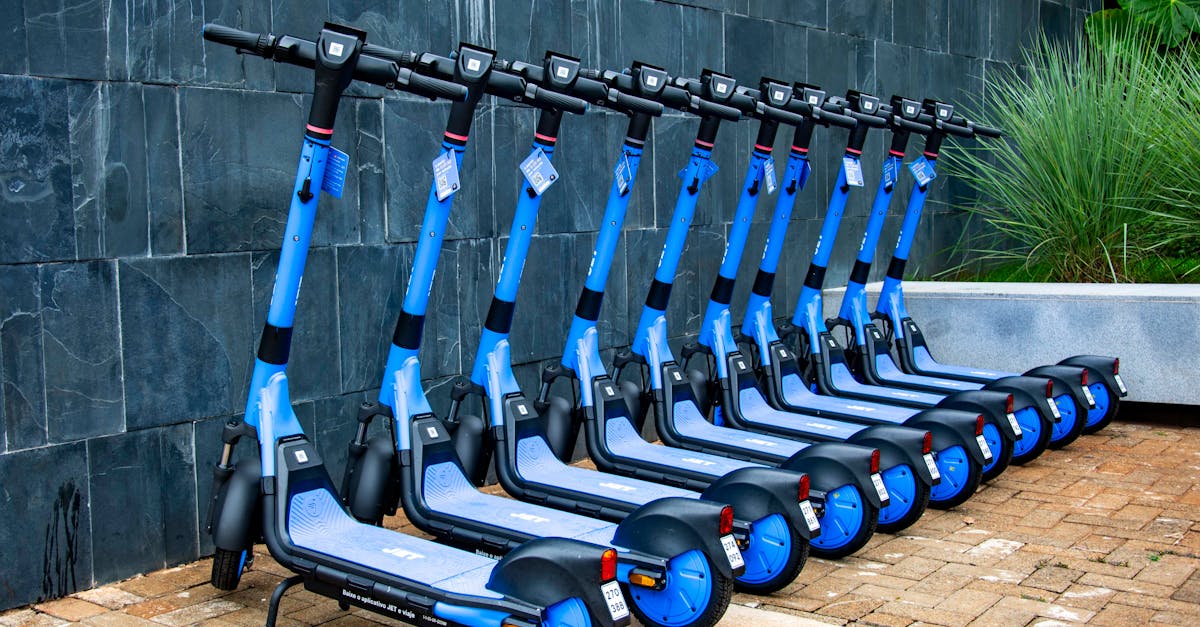 Découvrez cinq scooters 125 polyvalents et électriques pour un été néo-rétro