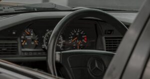 découvrez la mercedes 190e 2.5-16 evo ii, une légende automobile des années 80 alliant puissance et élégance. avec son design emblématique et ses performances sportives impressionnantes, cette berline mérite sa place dans l'histoire des voitures de sport. plongez dans l'univers unique de la 190e evo ii, un bijou de technologie et d'ingénierie de mercedes-benz.