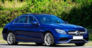 découvrez la mercedes c-class : élégance, performances et technologies innovantes réunies dans une berline emblématique. explorez ses caractéristiques, motorisations et options pour une expérience de conduite unique.