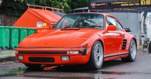 découvrez la légendaire porsche 911 : histoire, caractéristiques, performances et modèles emblématiques. tout savoir sur la sportive iconique par excellence !