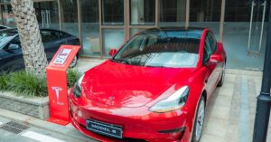 découvrez la tesla model 3, la berline électrique qui allie performance, autonomie et technologie de pointe. profitez d'une expérience de conduite innovante et respectueuse de l'environnement. configurez votre model 3 dès maintenant !