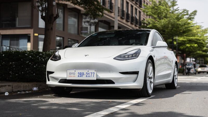 découverte de la tesla model 3 : une révolution dans le domaine des véhicules électriques