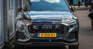 découvrez l'audi q8, un suv haut de gamme alliant design sportif, technologies avancées et confort exceptionnel. explorez ses performances dynamiques et ses équipements innovants dans notre présentation complète.