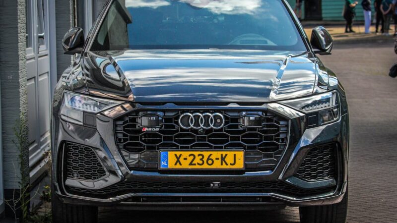 découvrez l’audi q8, le SUV de luxe au design audacieux