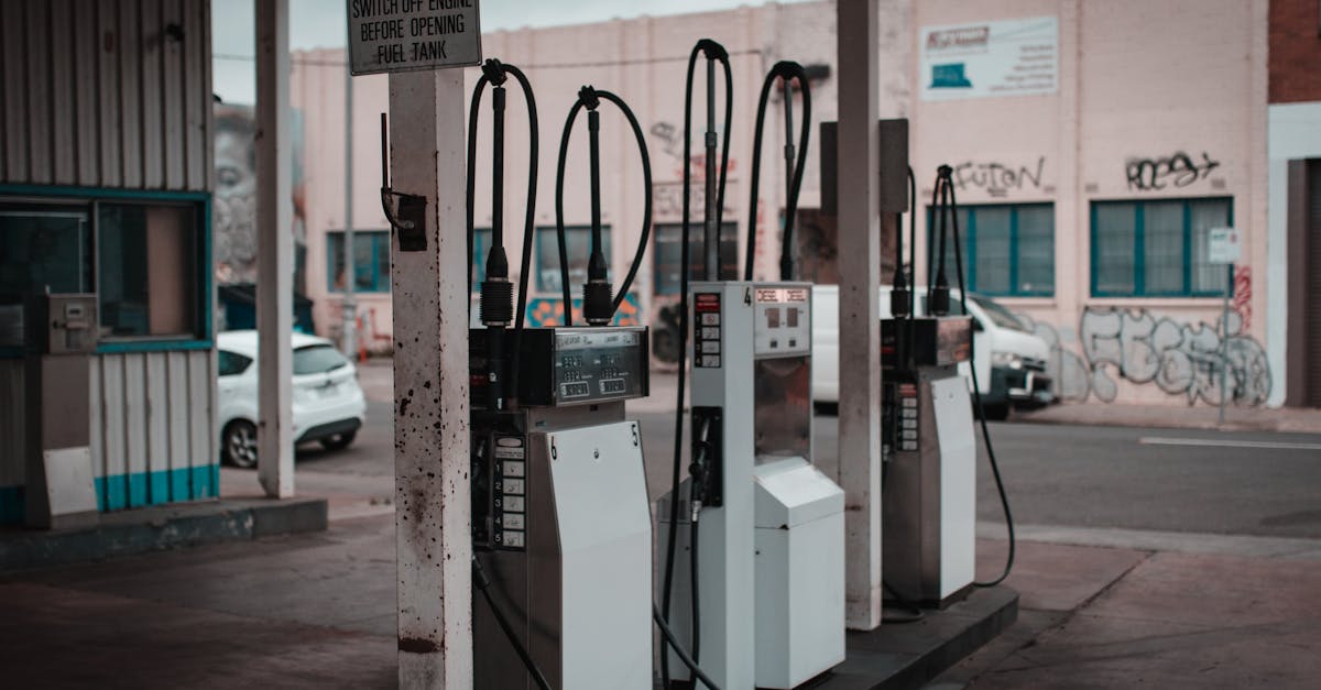 découvrez tout sur l'essence : sa composition, ses utilisations, son impact environnemental et les alternatives possibles pour une mobilité plus durable.