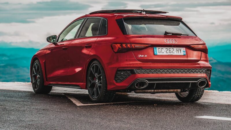 Audi RS3 restylée : découvrez le coût réel et les performances éblouissantes sur circuit de cette compacte sportive allemande