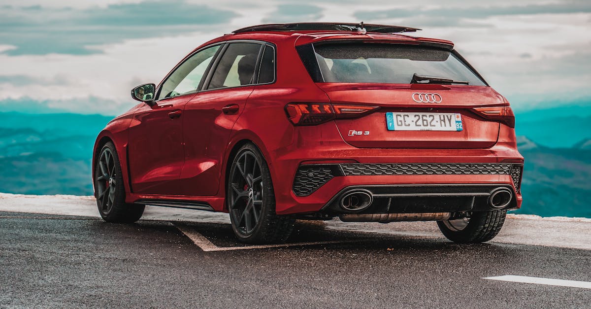 Audi RS3 restylée : découvrez le coût réel et les performances éblouissantes sur circuit de cette compacte sportive allemande
