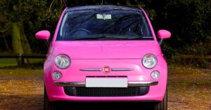 découvrez la fiat 600, une citadine emblématique mêlant design rétro et innovations modernes. idéale pour la ville, elle offre confort, économie et style pour des trajets au quotidien.