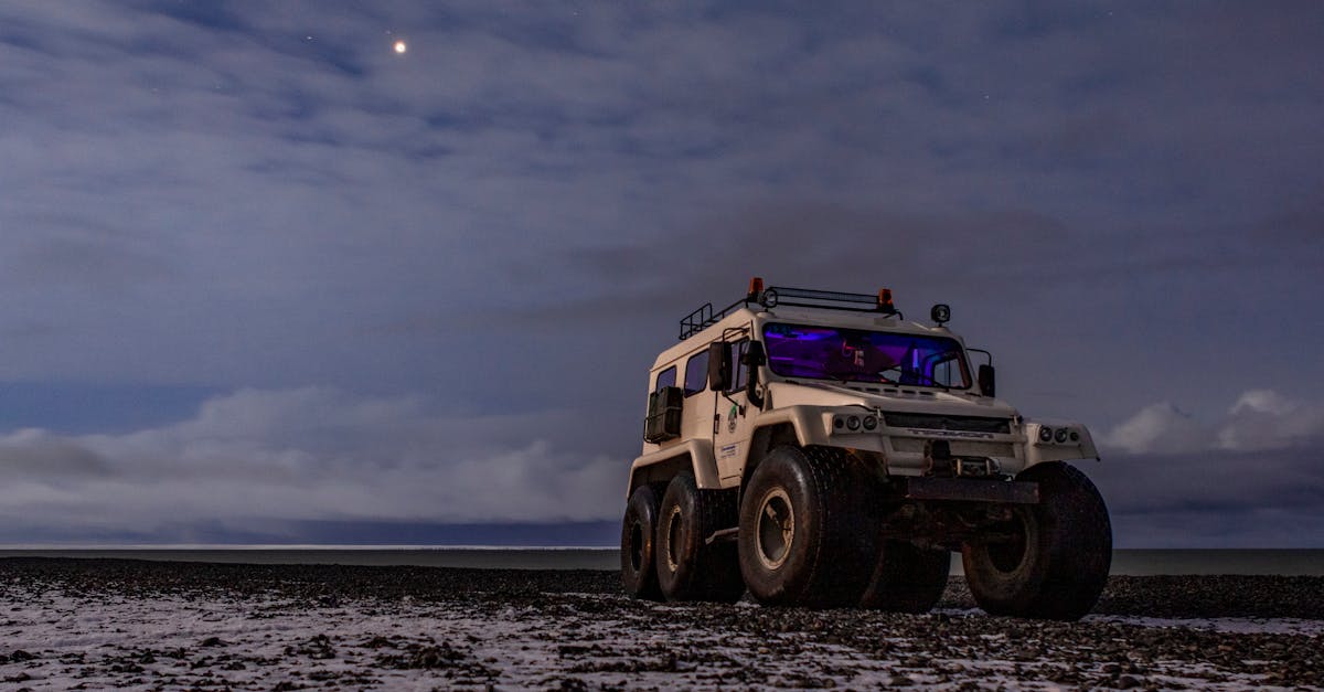 découvrez les différences entre pneus toutes saisons et pneus hiver pour choisir la meilleure option adaptée à vos conditions de conduite et assurer votre sécurité toute l'année.