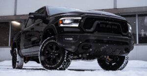 découvrez les différences entre les pneus toutes saisons et les pneus d'hiver pour choisir la meilleure option adaptée à vos conditions de conduite et assurer votre sécurité toute l'année.