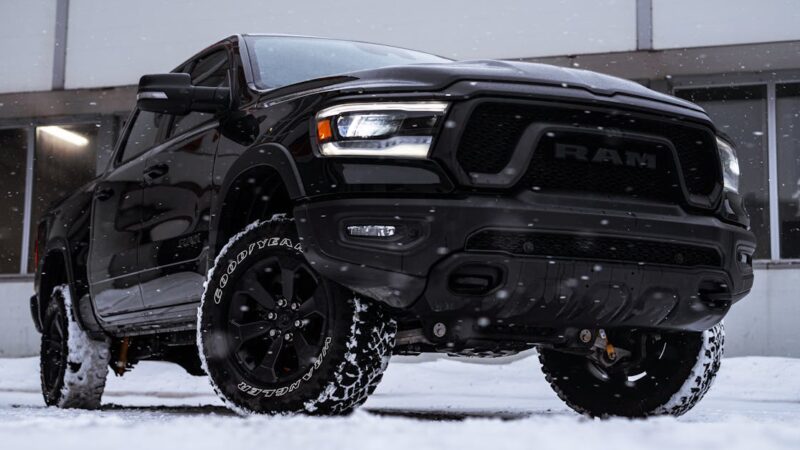 Pneus 4 saisons contre pneus hiver : une étude révèle des performances décevantes sur la glace