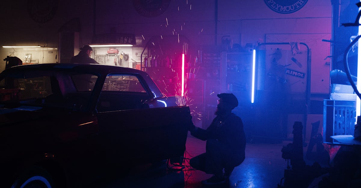 découvrez tous les conseils et astuces pour l'entretien des voitures électriques : maintenance, contrôle de la batterie, révision des composants et économies à réaliser pour garder votre véhicule électrique en parfait état.