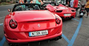 découvrez l'univers fascinant de ferrari, la marque italienne emblématique de voitures de sport de luxe alliant performance exceptionnelle et design élégant.