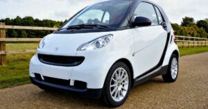 découvrez la smart fortwo, la citadine compacte idéale pour la ville : design moderne, agilité, faible consommation et stationnement facile. parfaite pour vos trajets urbains quotidiens !